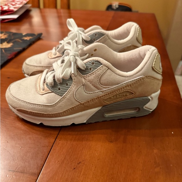 Nike Shoes - Nike Air Max Women’s 6 Sneakers